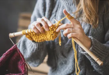 Women knitting 
