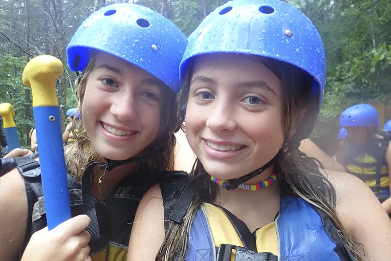 2 girls canoeing